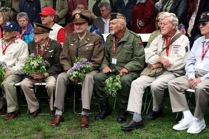Fotografie z dalších pietních aktů konaných u příležitosti osvobození západních Čech americkou armádou, např. ze schodů plzeňské radnice, z Husovy ulice či Chodského náměstí.