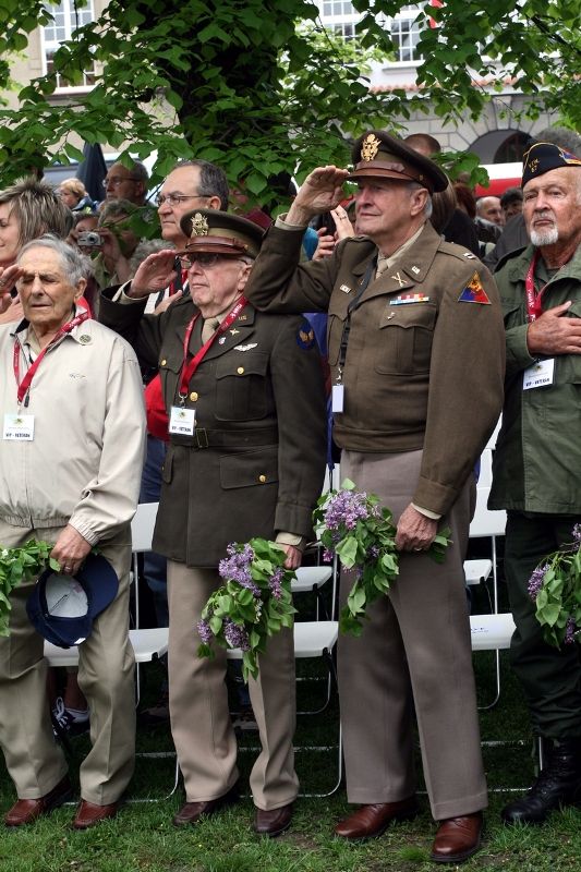 Fotografie z dalších pietních aktů konaných u příležitosti osvobození západních Čech americkou armádou, např. ze schodů plzeňské radnice, z Husovy ulice či Chodského náměstí.