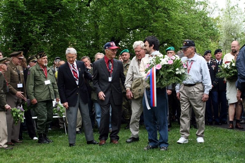 Fotografie z dalších pietních aktů konaných u příležitosti osvobození západních Čech americkou armádou, např. ze schodů plzeňské radnice, z Husovy ulice či Chodského náměstí.