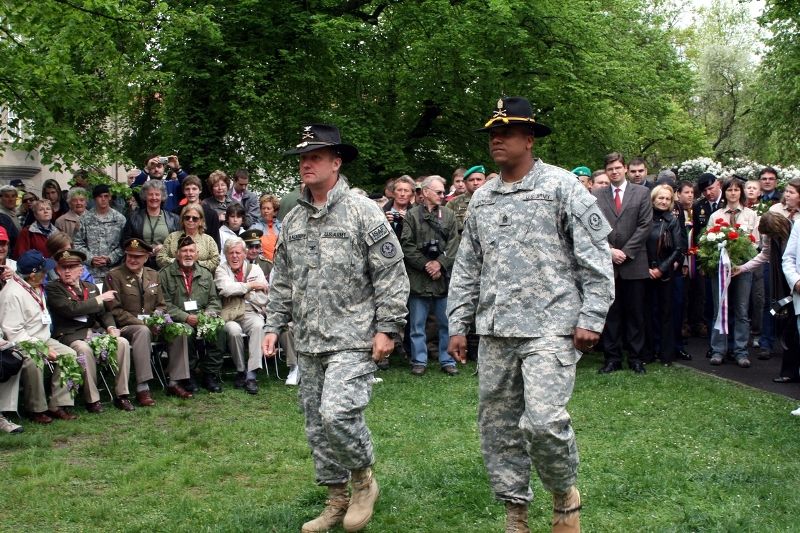 Fotografie z dalších pietních aktů konaných u příležitosti osvobození západních Čech americkou armádou, např. ze schodů plzeňské radnice, z Husovy ulice či Chodského náměstí.