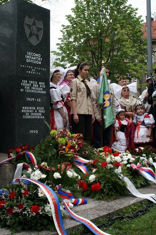 Fotografie z dalších pietních aktů konaných u příležitosti osvobození západních Čech americkou armádou, např. ze schodů plzeňské radnice, z Husovy ulice či Chodského náměstí.