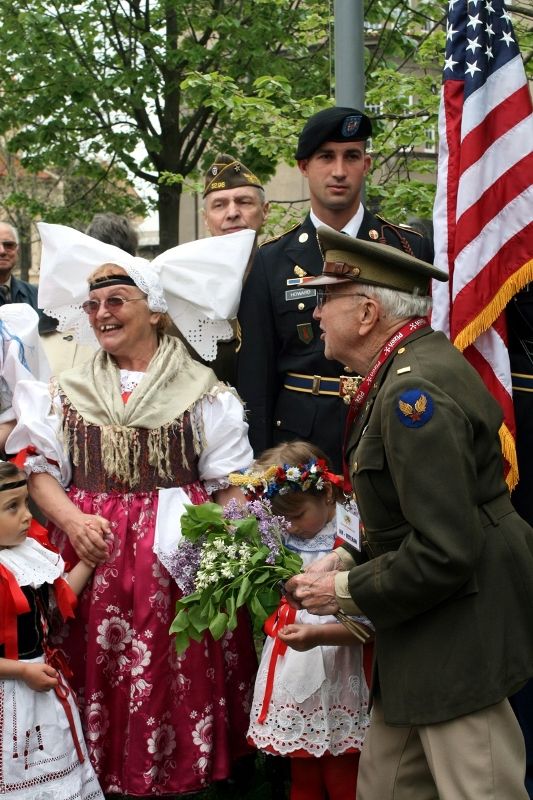 Fotografie z dalších pietních aktů konaných u příležitosti osvobození západních Čech americkou armádou, např. ze schodů plzeňské radnice, z Husovy ulice či Chodského náměstí.