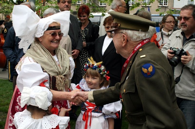 Fotografie z dalších pietních aktů konaných u příležitosti osvobození západních Čech americkou armádou, např. ze schodů plzeňské radnice, z Husovy ulice či Chodského náměstí.