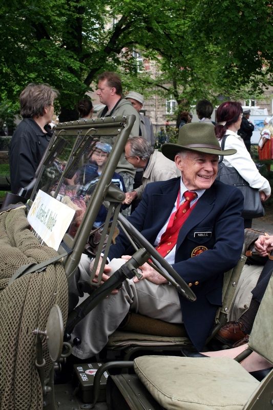 Fotografie z dalších pietních aktů konaných u příležitosti osvobození západních Čech americkou armádou, např. ze schodů plzeňské radnice, z Husovy ulice či Chodského náměstí.