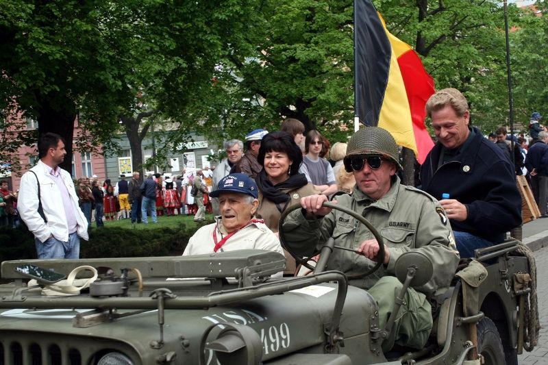 Fotografie z dalších pietních aktů konaných u příležitosti osvobození západních Čech americkou armádou, např. ze schodů plzeňské radnice, z Husovy ulice či Chodského náměstí.