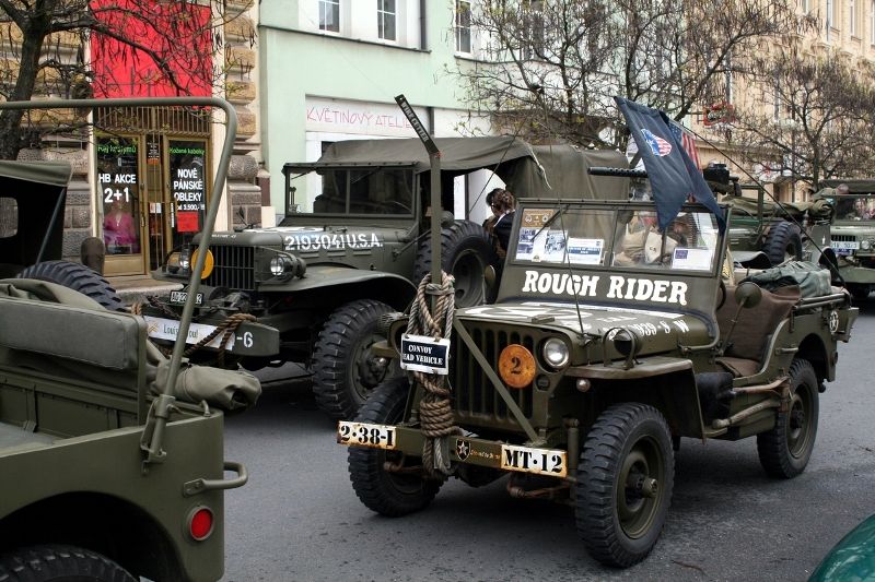 Fotografie z dalších pietních aktů konaných u příležitosti osvobození západních Čech americkou armádou, např. ze schodů plzeňské radnice, z Husovy ulice či Chodského náměstí.