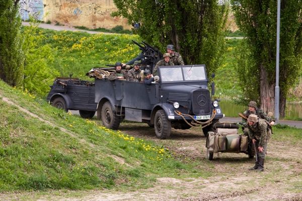 Historická bojová ukázka s řadou pyrotechnických efektů byla jedna z největších nejen v Plzni, ale i v České republice. Jedinečný zážitek pro diváky připravilo 150 členů několika vojenských klubů v dobových uniformách a se 40 kusy historické vojenské techniky. Mezi nimi to byl například tank M8 Greyhound, pancéřová vozidla M3 Half Track, Jeepy, Dodge, německé pásové vozidlo, kulometný Mercedes a cca 150 kusů různých druhů zbraní
Zaplněné terasy U Ježíška a ochozy mostu Milénia v ulici U Trati sledovaly ukázku historické polní bitvy nazvané Infernal Cauldron. Tisíce lidí, spolu s americkými válečnými veterány, viděly, jak německá dělostřelecká baterie napadla a zničila americkou vojenskou kolonu. Americké jednotky poté provedly bojový průzkum, ale Němci je donutili ustoupit. Nakonec dorazily americké posily a ve strhující přestřelce posádku německé baterie zničily.