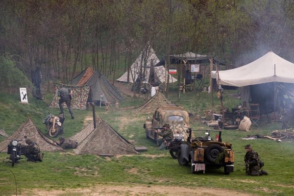 Historická bojová ukázka s řadou pyrotechnických efektů byla jedna z největších nejen v Plzni, ale i v České republice. Jedinečný zážitek pro diváky připravilo 150 členů několika vojenských klubů v dobových uniformách a se 40 kusy historické vojenské techniky. Mezi nimi to byl například tank M8 Greyhound, pancéřová vozidla M3 Half Track, Jeepy, Dodge, německé pásové vozidlo, kulometný Mercedes a cca 150 kusů různých druhů zbraní
Zaplněné terasy U Ježíška a ochozy mostu Milénia v ulici U Trati sledovaly ukázku historické polní bitvy nazvané Infernal Cauldron. Tisíce lidí, spolu s americkými válečnými veterány, viděly, jak německá dělostřelecká baterie napadla a zničila americkou vojenskou kolonu. Americké jednotky poté provedly bojový průzkum, ale Němci je donutili ustoupit. Nakonec dorazily americké posily a ve strhující přestřelce posádku německé baterie zničily.
