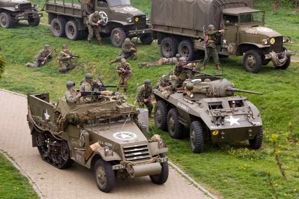 Historická bojová ukázka s řadou pyrotechnických efektů byla jedna z největších nejen v Plzni, ale i v České republice. Jedinečný zážitek pro diváky připravilo 150 členů několika vojenských klubů v dobových uniformách a se 40 kusy historické vojenské techniky. Mezi nimi to byl například tank M8 Greyhound, pancéřová vozidla M3 Half Track, Jeepy, Dodge, německé pásové vozidlo, kulometný Mercedes a cca 150 kusů různých druhů zbraní
Zaplněné terasy U Ježíška a ochozy mostu Milénia v ulici U Trati sledovaly ukázku historické polní bitvy nazvané Infernal Cauldron. Tisíce lidí, spolu s americkými válečnými veterány, viděly, jak německá dělostřelecká baterie napadla a zničila americkou vojenskou kolonu. Americké jednotky poté provedly bojový průzkum, ale Němci je donutili ustoupit. Nakonec dorazily americké posily a ve strhující přestřelce posádku německé baterie zničily.