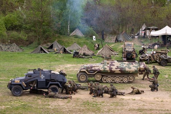 Historická bojová ukázka s řadou pyrotechnických efektů byla jedna z největších nejen v Plzni, ale i v České republice. Jedinečný zážitek pro diváky připravilo 150 členů několika vojenských klubů v dobových uniformách a se 40 kusy historické vojenské techniky. Mezi nimi to byl například tank M8 Greyhound, pancéřová vozidla M3 Half Track, Jeepy, Dodge, německé pásové vozidlo, kulometný Mercedes a cca 150 kusů různých druhů zbraní
Zaplněné terasy U Ježíška a ochozy mostu Milénia v ulici U Trati sledovaly ukázku historické polní bitvy nazvané Infernal Cauldron. Tisíce lidí, spolu s americkými válečnými veterány, viděly, jak německá dělostřelecká baterie napadla a zničila americkou vojenskou kolonu. Americké jednotky poté provedly bojový průzkum, ale Němci je donutili ustoupit. Nakonec dorazily americké posily a ve strhující přestřelce posádku německé baterie zničily.