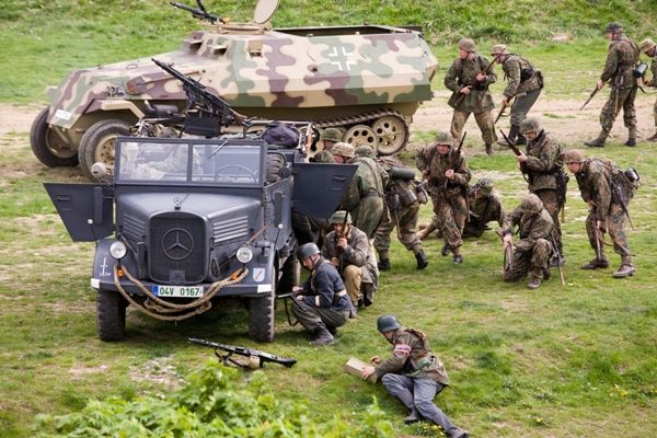 Historická bojová ukázka s řadou pyrotechnických efektů byla jedna z největších nejen v Plzni, ale i v České republice. Jedinečný zážitek pro diváky připravilo 150 členů několika vojenských klubů v dobových uniformách a se 40 kusy historické vojenské techniky. Mezi nimi to byl například tank M8 Greyhound, pancéřová vozidla M3 Half Track, Jeepy, Dodge, německé pásové vozidlo, kulometný Mercedes a cca 150 kusů různých druhů zbraní
Zaplněné terasy U Ježíška a ochozy mostu Milénia v ulici U Trati sledovaly ukázku historické polní bitvy nazvané Infernal Cauldron. Tisíce lidí, spolu s americkými válečnými veterány, viděly, jak německá dělostřelecká baterie napadla a zničila americkou vojenskou kolonu. Americké jednotky poté provedly bojový průzkum, ale Němci je donutili ustoupit. Nakonec dorazily americké posily a ve strhující přestřelce posádku německé baterie zničily.