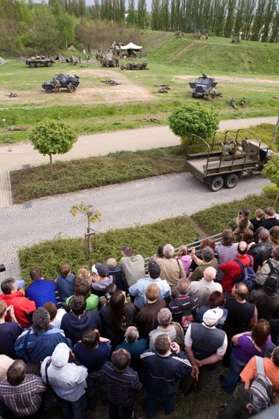 Historická bojová ukázka s řadou pyrotechnických efektů byla jedna z největších nejen v Plzni, ale i v České republice. Jedinečný zážitek pro diváky připravilo 150 členů několika vojenských klubů v dobových uniformách a se 40 kusy historické vojenské techniky. Mezi nimi to byl například tank M8 Greyhound, pancéřová vozidla M3 Half Track, Jeepy, Dodge, německé pásové vozidlo, kulometný Mercedes a cca 150 kusů různých druhů zbraní
Zaplněné terasy U Ježíška a ochozy mostu Milénia v ulici U Trati sledovaly ukázku historické polní bitvy nazvané Infernal Cauldron. Tisíce lidí, spolu s americkými válečnými veterány, viděly, jak německá dělostřelecká baterie napadla a zničila americkou vojenskou kolonu. Americké jednotky poté provedly bojový průzkum, ale Němci je donutili ustoupit. Nakonec dorazily americké posily a ve strhující přestřelce posádku německé baterie zničily.