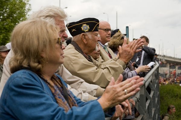 Historická bojová ukázka s řadou pyrotechnických efektů byla jedna z největších nejen v Plzni, ale i v České republice. Jedinečný zážitek pro diváky připravilo 150 členů několika vojenských klubů v dobových uniformách a se 40 kusy historické vojenské techniky. Mezi nimi to byl například tank M8 Greyhound, pancéřová vozidla M3 Half Track, Jeepy, Dodge, německé pásové vozidlo, kulometný Mercedes a cca 150 kusů různých druhů zbraní
Zaplněné terasy U Ježíška a ochozy mostu Milénia v ulici U Trati sledovaly ukázku historické polní bitvy nazvané Infernal Cauldron. Tisíce lidí, spolu s americkými válečnými veterány, viděly, jak německá dělostřelecká baterie napadla a zničila americkou vojenskou kolonu. Americké jednotky poté provedly bojový průzkum, ale Němci je donutili ustoupit. Nakonec dorazily americké posily a ve strhující přestřelce posádku německé baterie zničily.