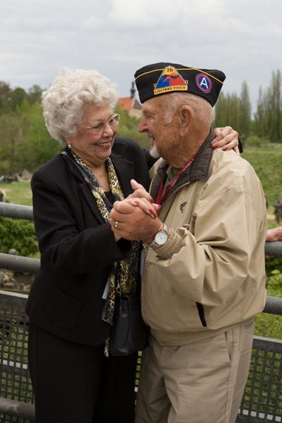 Historická bojová ukázka s řadou pyrotechnických efektů byla jedna z největších nejen v Plzni, ale i v České republice. Jedinečný zážitek pro diváky připravilo 150 členů několika vojenských klubů v dobových uniformách a se 40 kusy historické vojenské techniky. Mezi nimi to byl například tank M8 Greyhound, pancéřová vozidla M3 Half Track, Jeepy, Dodge, německé pásové vozidlo, kulometný Mercedes a cca 150 kusů různých druhů zbraní
Zaplněné terasy U Ježíška a ochozy mostu Milénia v ulici U Trati sledovaly ukázku historické polní bitvy nazvané Infernal Cauldron. Tisíce lidí, spolu s americkými válečnými veterány, viděly, jak německá dělostřelecká baterie napadla a zničila americkou vojenskou kolonu. Americké jednotky poté provedly bojový průzkum, ale Němci je donutili ustoupit. Nakonec dorazily americké posily a ve strhující přestřelce posádku německé baterie zničily.