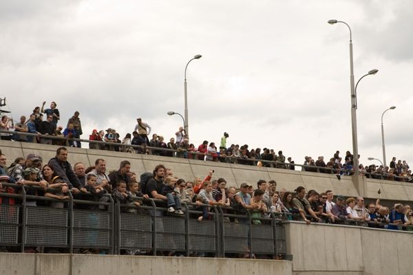 Historická bojová ukázka s řadou pyrotechnických efektů byla jedna z největších nejen v Plzni, ale i v České republice. Jedinečný zážitek pro diváky připravilo 150 členů několika vojenských klubů v dobových uniformách a se 40 kusy historické vojenské techniky. Mezi nimi to byl například tank M8 Greyhound, pancéřová vozidla M3 Half Track, Jeepy, Dodge, německé pásové vozidlo, kulometný Mercedes a cca 150 kusů různých druhů zbraní
Zaplněné terasy U Ježíška a ochozy mostu Milénia v ulici U Trati sledovaly ukázku historické polní bitvy nazvané Infernal Cauldron. Tisíce lidí, spolu s americkými válečnými veterány, viděly, jak německá dělostřelecká baterie napadla a zničila americkou vojenskou kolonu. Americké jednotky poté provedly bojový průzkum, ale Němci je donutili ustoupit. Nakonec dorazily americké posily a ve strhující přestřelce posádku německé baterie zničily.