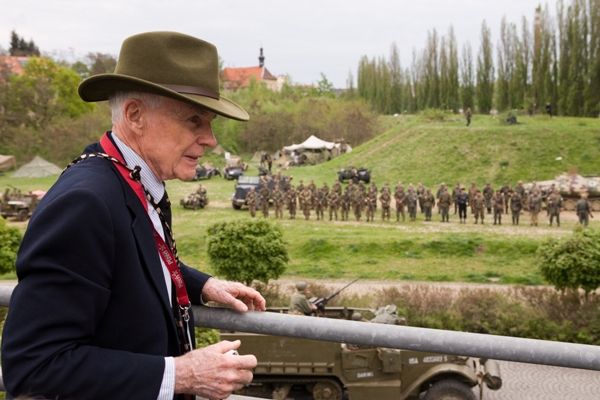 Historická bojová ukázka s řadou pyrotechnických efektů byla jedna z největších nejen v Plzni, ale i v České republice. Jedinečný zážitek pro diváky připravilo 150 členů několika vojenských klubů v dobových uniformách a se 40 kusy historické vojenské techniky. Mezi nimi to byl například tank M8 Greyhound, pancéřová vozidla M3 Half Track, Jeepy, Dodge, německé pásové vozidlo, kulometný Mercedes a cca 150 kusů různých druhů zbraní
Zaplněné terasy U Ježíška a ochozy mostu Milénia v ulici U Trati sledovaly ukázku historické polní bitvy nazvané Infernal Cauldron. Tisíce lidí, spolu s americkými válečnými veterány, viděly, jak německá dělostřelecká baterie napadla a zničila americkou vojenskou kolonu. Americké jednotky poté provedly bojový průzkum, ale Němci je donutili ustoupit. Nakonec dorazily americké posily a ve strhující přestřelce posádku německé baterie zničily.