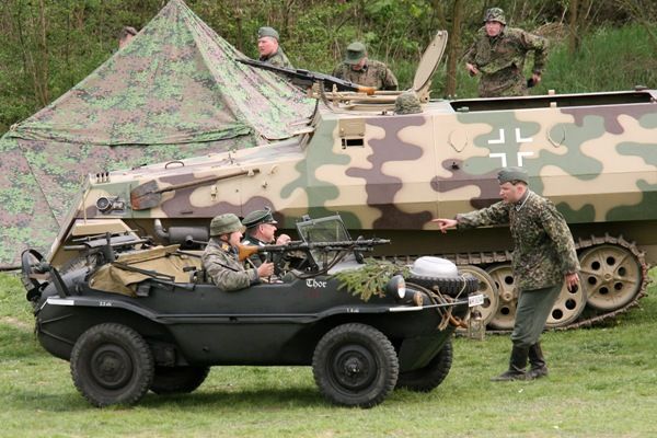 Historická bojová ukázka s řadou pyrotechnických efektů byla jedna z největších nejen v Plzni, ale i v České republice. Jedinečný zážitek pro diváky připravilo 150 členů několika vojenských klubů v dobových uniformách a se 40 kusy historické vojenské techniky. Mezi nimi to byl například tank M8 Greyhound, pancéřová vozidla M3 Half Track, Jeepy, Dodge, německé pásové vozidlo, kulometný Mercedes a cca 150 kusů různých druhů zbraní
Zaplněné terasy U Ježíška a ochozy mostu Milénia v ulici U Trati sledovaly ukázku historické polní bitvy nazvané Infernal Cauldron. Tisíce lidí, spolu s americkými válečnými veterány, viděly, jak německá dělostřelecká baterie napadla a zničila americkou vojenskou kolonu. Americké jednotky poté provedly bojový průzkum, ale Němci je donutili ustoupit. Nakonec dorazily americké posily a ve strhující přestřelce posádku německé baterie zničily.