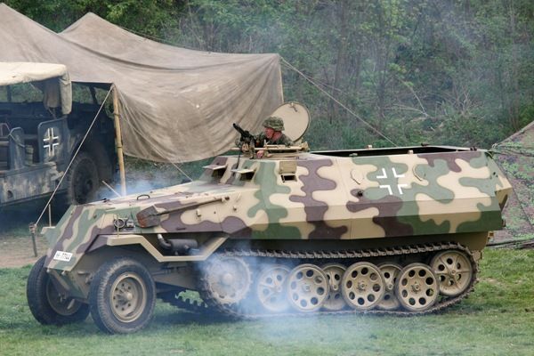 Historická bojová ukázka s řadou pyrotechnických efektů byla jedna z největších nejen v Plzni, ale i v České republice. Jedinečný zážitek pro diváky připravilo 150 členů několika vojenských klubů v dobových uniformách a se 40 kusy historické vojenské techniky. Mezi nimi to byl například tank M8 Greyhound, pancéřová vozidla M3 Half Track, Jeepy, Dodge, německé pásové vozidlo, kulometný Mercedes a cca 150 kusů různých druhů zbraní
Zaplněné terasy U Ježíška a ochozy mostu Milénia v ulici U Trati sledovaly ukázku historické polní bitvy nazvané Infernal Cauldron. Tisíce lidí, spolu s americkými válečnými veterány, viděly, jak německá dělostřelecká baterie napadla a zničila americkou vojenskou kolonu. Americké jednotky poté provedly bojový průzkum, ale Němci je donutili ustoupit. Nakonec dorazily americké posily a ve strhující přestřelce posádku německé baterie zničily.