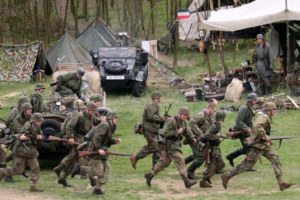 Historická bojová ukázka s řadou pyrotechnických efektů byla jedna z největších nejen v Plzni, ale i v České republice. Jedinečný zážitek pro diváky připravilo 150 členů několika vojenských klubů v dobových uniformách a se 40 kusy historické vojenské techniky. Mezi nimi to byl například tank M8 Greyhound, pancéřová vozidla M3 Half Track, Jeepy, Dodge, německé pásové vozidlo, kulometný Mercedes a cca 150 kusů různých druhů zbraní
Zaplněné terasy U Ježíška a ochozy mostu Milénia v ulici U Trati sledovaly ukázku historické polní bitvy nazvané Infernal Cauldron. Tisíce lidí, spolu s americkými válečnými veterány, viděly, jak německá dělostřelecká baterie napadla a zničila americkou vojenskou kolonu. Americké jednotky poté provedly bojový průzkum, ale Němci je donutili ustoupit. Nakonec dorazily americké posily a ve strhující přestřelce posádku německé baterie zničily.
