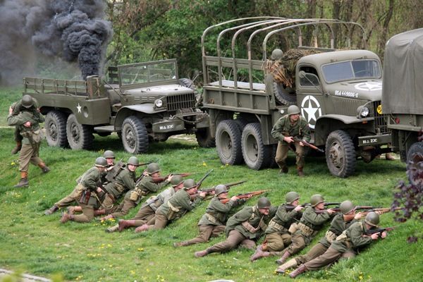 Historická bojová ukázka s řadou pyrotechnických efektů byla jedna z největších nejen v Plzni, ale i v České republice. Jedinečný zážitek pro diváky připravilo 150 členů několika vojenských klubů v dobových uniformách a se 40 kusy historické vojenské techniky. Mezi nimi to byl například tank M8 Greyhound, pancéřová vozidla M3 Half Track, Jeepy, Dodge, německé pásové vozidlo, kulometný Mercedes a cca 150 kusů různých druhů zbraní
Zaplněné terasy U Ježíška a ochozy mostu Milénia v ulici U Trati sledovaly ukázku historické polní bitvy nazvané Infernal Cauldron. Tisíce lidí, spolu s americkými válečnými veterány, viděly, jak německá dělostřelecká baterie napadla a zničila americkou vojenskou kolonu. Americké jednotky poté provedly bojový průzkum, ale Němci je donutili ustoupit. Nakonec dorazily americké posily a ve strhující přestřelce posádku německé baterie zničily.