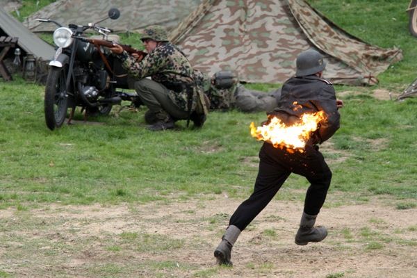 Historická bojová ukázka s řadou pyrotechnických efektů byla jedna z největších nejen v Plzni, ale i v České republice. Jedinečný zážitek pro diváky připravilo 150 členů několika vojenských klubů v dobových uniformách a se 40 kusy historické vojenské techniky. Mezi nimi to byl například tank M8 Greyhound, pancéřová vozidla M3 Half Track, Jeepy, Dodge, německé pásové vozidlo, kulometný Mercedes a cca 150 kusů různých druhů zbraní
Zaplněné terasy U Ježíška a ochozy mostu Milénia v ulici U Trati sledovaly ukázku historické polní bitvy nazvané Infernal Cauldron. Tisíce lidí, spolu s americkými válečnými veterány, viděly, jak německá dělostřelecká baterie napadla a zničila americkou vojenskou kolonu. Americké jednotky poté provedly bojový průzkum, ale Němci je donutili ustoupit. Nakonec dorazily americké posily a ve strhující přestřelce posádku německé baterie zničily.