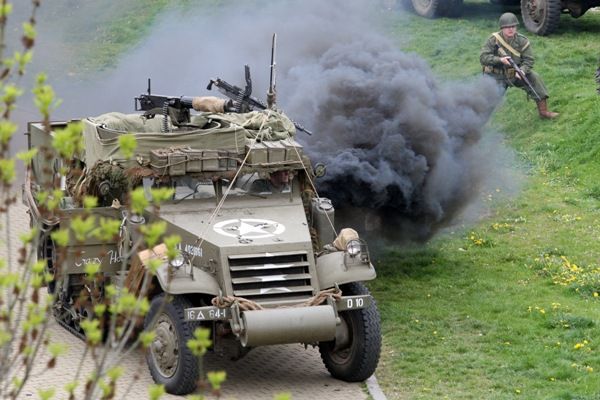Historická bojová ukázka s řadou pyrotechnických efektů byla jedna z největších nejen v Plzni, ale i v České republice. Jedinečný zážitek pro diváky připravilo 150 členů několika vojenských klubů v dobových uniformách a se 40 kusy historické vojenské techniky. Mezi nimi to byl například tank M8 Greyhound, pancéřová vozidla M3 Half Track, Jeepy, Dodge, německé pásové vozidlo, kulometný Mercedes a cca 150 kusů různých druhů zbraní
Zaplněné terasy U Ježíška a ochozy mostu Milénia v ulici U Trati sledovaly ukázku historické polní bitvy nazvané Infernal Cauldron. Tisíce lidí, spolu s americkými válečnými veterány, viděly, jak německá dělostřelecká baterie napadla a zničila americkou vojenskou kolonu. Americké jednotky poté provedly bojový průzkum, ale Němci je donutili ustoupit. Nakonec dorazily americké posily a ve strhující přestřelce posádku německé baterie zničily.