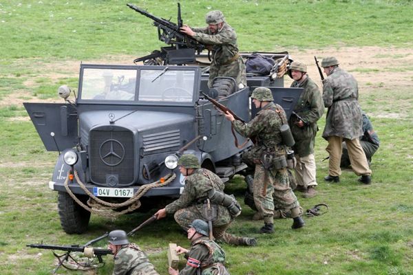 Historická bojová ukázka s řadou pyrotechnických efektů byla jedna z největších nejen v Plzni, ale i v České republice. Jedinečný zážitek pro diváky připravilo 150 členů několika vojenských klubů v dobových uniformách a se 40 kusy historické vojenské techniky. Mezi nimi to byl například tank M8 Greyhound, pancéřová vozidla M3 Half Track, Jeepy, Dodge, německé pásové vozidlo, kulometný Mercedes a cca 150 kusů různých druhů zbraní
Zaplněné terasy U Ježíška a ochozy mostu Milénia v ulici U Trati sledovaly ukázku historické polní bitvy nazvané Infernal Cauldron. Tisíce lidí, spolu s americkými válečnými veterány, viděly, jak německá dělostřelecká baterie napadla a zničila americkou vojenskou kolonu. Americké jednotky poté provedly bojový průzkum, ale Němci je donutili ustoupit. Nakonec dorazily americké posily a ve strhující přestřelce posádku německé baterie zničily.