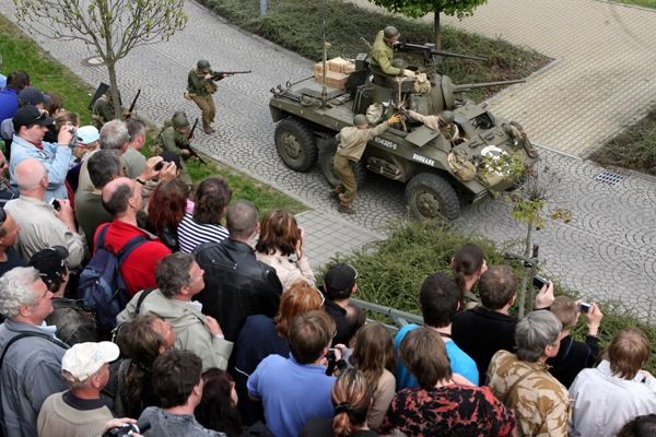 Historická bojová ukázka s řadou pyrotechnických efektů byla jedna z největších nejen v Plzni, ale i v České republice. Jedinečný zážitek pro diváky připravilo 150 členů několika vojenských klubů v dobových uniformách a se 40 kusy historické vojenské techniky. Mezi nimi to byl například tank M8 Greyhound, pancéřová vozidla M3 Half Track, Jeepy, Dodge, německé pásové vozidlo, kulometný Mercedes a cca 150 kusů různých druhů zbraní
Zaplněné terasy U Ježíška a ochozy mostu Milénia v ulici U Trati sledovaly ukázku historické polní bitvy nazvané Infernal Cauldron. Tisíce lidí, spolu s americkými válečnými veterány, viděly, jak německá dělostřelecká baterie napadla a zničila americkou vojenskou kolonu. Americké jednotky poté provedly bojový průzkum, ale Němci je donutili ustoupit. Nakonec dorazily americké posily a ve strhující přestřelce posádku německé baterie zničily.