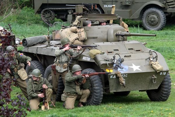 Historická bojová ukázka s řadou pyrotechnických efektů byla jedna z největších nejen v Plzni, ale i v České republice. Jedinečný zážitek pro diváky připravilo 150 členů několika vojenských klubů v dobových uniformách a se 40 kusy historické vojenské techniky. Mezi nimi to byl například tank M8 Greyhound, pancéřová vozidla M3 Half Track, Jeepy, Dodge, německé pásové vozidlo, kulometný Mercedes a cca 150 kusů různých druhů zbraní
Zaplněné terasy U Ježíška a ochozy mostu Milénia v ulici U Trati sledovaly ukázku historické polní bitvy nazvané Infernal Cauldron. Tisíce lidí, spolu s americkými válečnými veterány, viděly, jak německá dělostřelecká baterie napadla a zničila americkou vojenskou kolonu. Americké jednotky poté provedly bojový průzkum, ale Němci je donutili ustoupit. Nakonec dorazily americké posily a ve strhující přestřelce posádku německé baterie zničily.