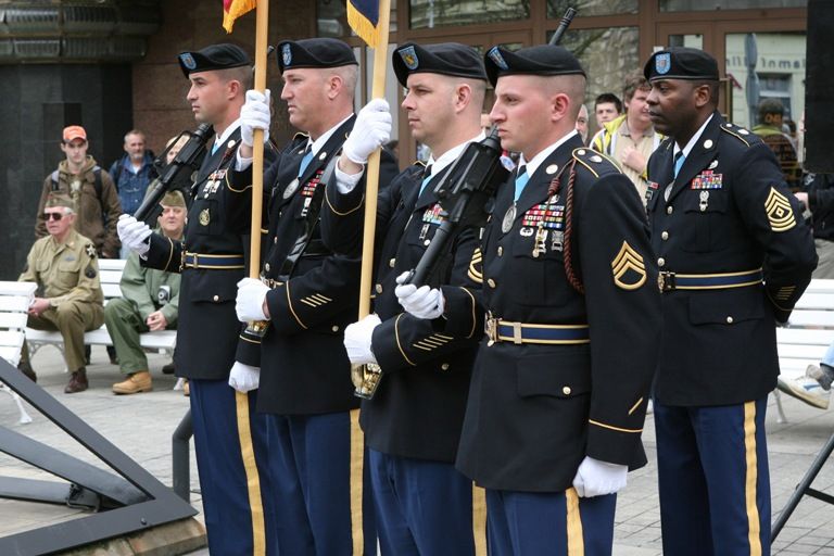 Vzpomínkového aktu u památníku „Díky, Ameriko!“ se zúčastnil také prezident ČR Václav Klaus. Jako první přítomné hosty, veterány a občany přivítal a projev přednesl primátor města Pavel Rödl. Po něm promluvili prezident České republiky Václav Klaus, chargé d´affaires Velvyslanectví USA v ČR paní Mary Thompson- Jones a na závěr zástupce amerických válečných veteránů Earl Ingram. Oficiální část vzpomínkového aktu, který město v roce 2010 připravilo podle pravidel hradního protokolu, ukončilo položení věnců a květin.