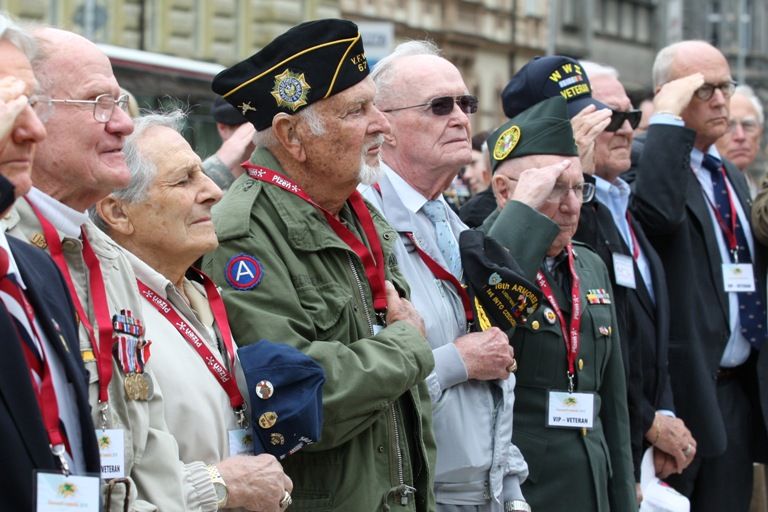 Vzpomínkového aktu u památníku „Díky, Ameriko!“ se zúčastnil také prezident ČR Václav Klaus. Jako první přítomné hosty, veterány a občany přivítal a projev přednesl primátor města Pavel Rödl. Po něm promluvili prezident České republiky Václav Klaus, chargé d´affaires Velvyslanectví USA v ČR paní Mary Thompson- Jones a na závěr zástupce amerických válečných veteránů Earl Ingram. Oficiální část vzpomínkového aktu, který město v roce 2010 připravilo podle pravidel hradního protokolu, ukončilo položení věnců a květin.