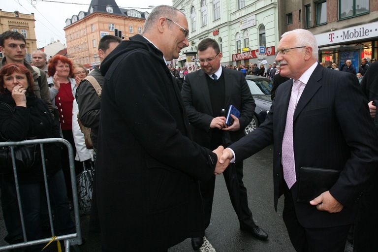 Vzpomínkového aktu u památníku „Díky, Ameriko!“ se zúčastnil také prezident ČR Václav Klaus. Jako první přítomné hosty, veterány a občany přivítal a projev přednesl primátor města Pavel Rödl. Po něm promluvili prezident České republiky Václav Klaus, chargé d´affaires Velvyslanectví USA v ČR paní Mary Thompson- Jones a na závěr zástupce amerických válečných veteránů Earl Ingram. Oficiální část vzpomínkového aktu, který město v roce 2010 připravilo podle pravidel hradního protokolu, ukončilo položení věnců a květin.