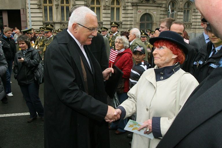Vzpomínkového aktu u památníku „Díky, Ameriko!“ se zúčastnil také prezident ČR Václav Klaus. Jako první přítomné hosty, veterány a občany přivítal a projev přednesl primátor města Pavel Rödl. Po něm promluvili prezident České republiky Václav Klaus, chargé d´affaires Velvyslanectví USA v ČR paní Mary Thompson- Jones a na závěr zástupce amerických válečných veteránů Earl Ingram. Oficiální část vzpomínkového aktu, který město v roce 2010 připravilo podle pravidel hradního protokolu, ukončilo položení věnců a květin.