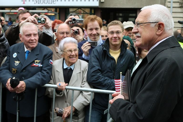Vzpomínkového aktu u památníku „Díky, Ameriko!“ se zúčastnil také prezident ČR Václav Klaus. Jako první přítomné hosty, veterány a občany přivítal a projev přednesl primátor města Pavel Rödl. Po něm promluvili prezident České republiky Václav Klaus, chargé d´affaires Velvyslanectví USA v ČR paní Mary Thompson- Jones a na závěr zástupce amerických válečných veteránů Earl Ingram. Oficiální část vzpomínkového aktu, který město v roce 2010 připravilo podle pravidel hradního protokolu, ukončilo položení věnců a květin.