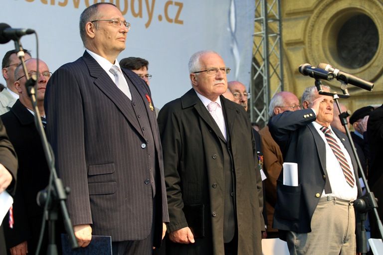 Vzpomínkového aktu u památníku „Díky, Ameriko!“ se zúčastnil také prezident ČR Václav Klaus. Jako první přítomné hosty, veterány a občany přivítal a projev přednesl primátor města Pavel Rödl. Po něm promluvili prezident České republiky Václav Klaus, chargé d´affaires Velvyslanectví USA v ČR paní Mary Thompson- Jones a na závěr zástupce amerických válečných veteránů Earl Ingram. Oficiální část vzpomínkového aktu, který město v roce 2010 připravilo podle pravidel hradního protokolu, ukončilo položení věnců a květin.