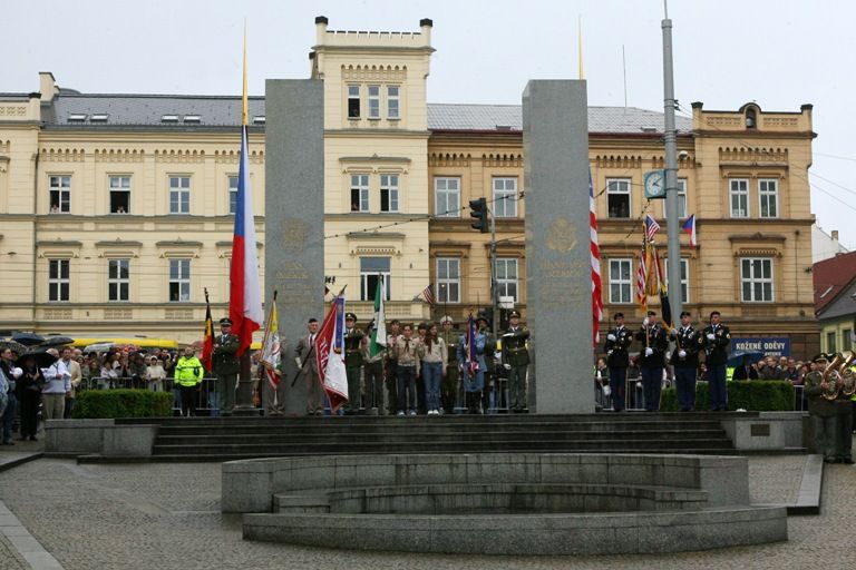 Vzpomínkového aktu u památníku „Díky, Ameriko!“ se zúčastnil také prezident ČR Václav Klaus. Jako první přítomné hosty, veterány a občany přivítal a projev přednesl primátor města Pavel Rödl. Po něm promluvili prezident České republiky Václav Klaus, chargé d´affaires Velvyslanectví USA v ČR paní Mary Thompson- Jones a na závěr zástupce amerických válečných veteránů Earl Ingram. Oficiální část vzpomínkového aktu, který město v roce 2010 připravilo podle pravidel hradního protokolu, ukončilo položení věnců a květin.