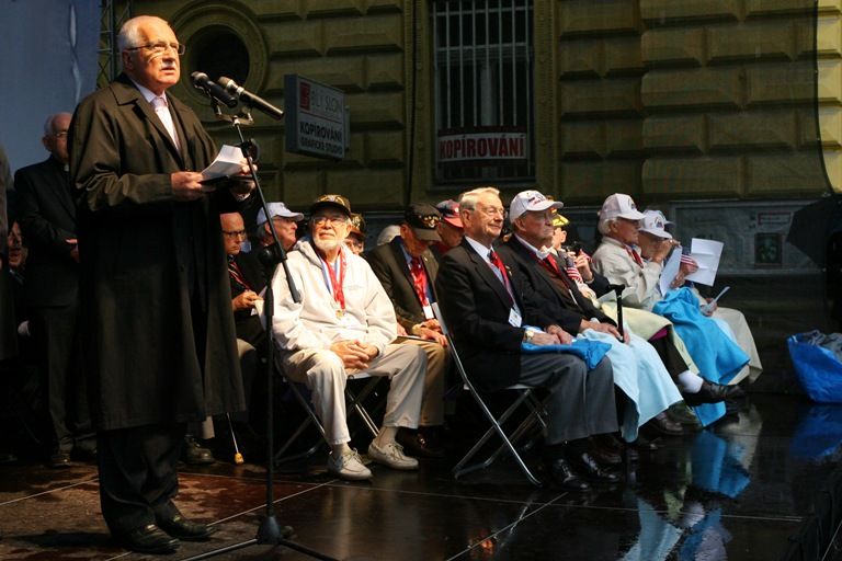 Vzpomínkového aktu u památníku „Díky, Ameriko!“ se zúčastnil také prezident ČR Václav Klaus. Jako první přítomné hosty, veterány a občany přivítal a projev přednesl primátor města Pavel Rödl. Po něm promluvili prezident České republiky Václav Klaus, chargé d´affaires Velvyslanectví USA v ČR paní Mary Thompson- Jones a na závěr zástupce amerických válečných veteránů Earl Ingram. Oficiální část vzpomínkového aktu, který město v roce 2010 připravilo podle pravidel hradního protokolu, ukončilo položení věnců a květin.