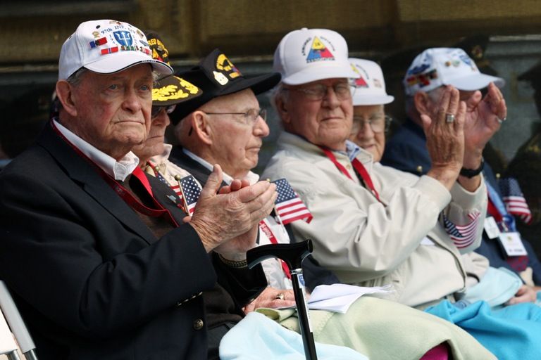 Vzpomínkového aktu u památníku „Díky, Ameriko!“ se zúčastnil také prezident ČR Václav Klaus. Jako první přítomné hosty, veterány a občany přivítal a projev přednesl primátor města Pavel Rödl. Po něm promluvili prezident České republiky Václav Klaus, chargé d´affaires Velvyslanectví USA v ČR paní Mary Thompson- Jones a na závěr zástupce amerických válečných veteránů Earl Ingram. Oficiální část vzpomínkového aktu, který město v roce 2010 připravilo podle pravidel hradního protokolu, ukončilo položení věnců a květin.