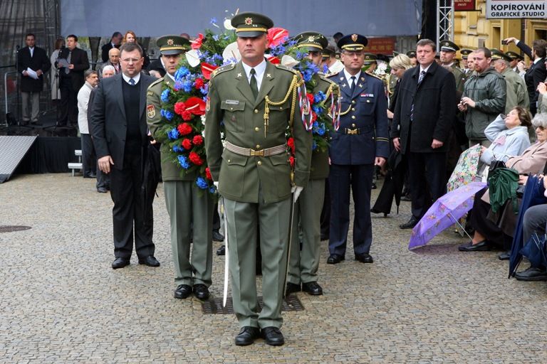 Vzpomínkového aktu u památníku „Díky, Ameriko!“ se zúčastnil také prezident ČR Václav Klaus. Jako první přítomné hosty, veterány a občany přivítal a projev přednesl primátor města Pavel Rödl. Po něm promluvili prezident České republiky Václav Klaus, chargé d´affaires Velvyslanectví USA v ČR paní Mary Thompson- Jones a na závěr zástupce amerických válečných veteránů Earl Ingram. Oficiální část vzpomínkového aktu, který město v roce 2010 připravilo podle pravidel hradního protokolu, ukončilo položení věnců a květin.