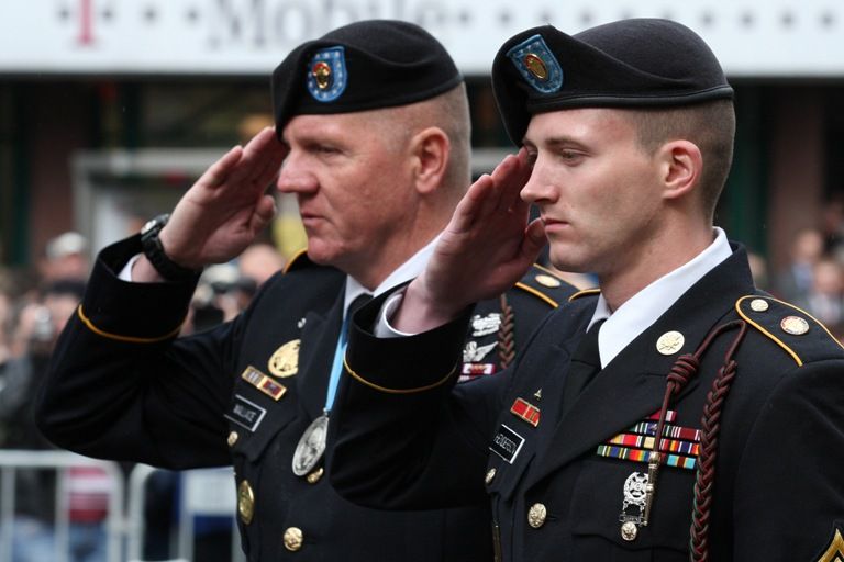 Vzpomínkového aktu u památníku „Díky, Ameriko!“ se zúčastnil také prezident ČR Václav Klaus. Jako první přítomné hosty, veterány a občany přivítal a projev přednesl primátor města Pavel Rödl. Po něm promluvili prezident České republiky Václav Klaus, chargé d´affaires Velvyslanectví USA v ČR paní Mary Thompson- Jones a na závěr zástupce amerických válečných veteránů Earl Ingram. Oficiální část vzpomínkového aktu, který město v roce 2010 připravilo podle pravidel hradního protokolu, ukončilo položení věnců a květin.