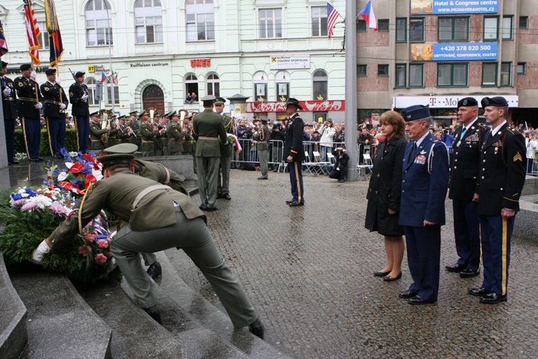 Vzpomínkového aktu u památníku „Díky, Ameriko!“ se zúčastnil také prezident ČR Václav Klaus. Jako první přítomné hosty, veterány a občany přivítal a projev přednesl primátor města Pavel Rödl. Po něm promluvili prezident České republiky Václav Klaus, chargé d´affaires Velvyslanectví USA v ČR paní Mary Thompson- Jones a na závěr zástupce amerických válečných veteránů Earl Ingram. Oficiální část vzpomínkového aktu, který město v roce 2010 připravilo podle pravidel hradního protokolu, ukončilo položení věnců a květin.