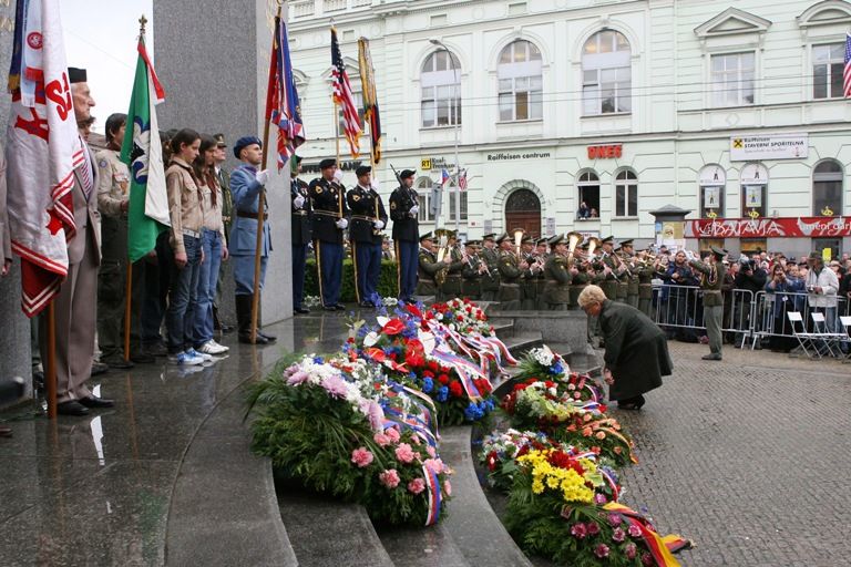 Vzpomínkového aktu u památníku „Díky, Ameriko!“ se zúčastnil také prezident ČR Václav Klaus. Jako první přítomné hosty, veterány a občany přivítal a projev přednesl primátor města Pavel Rödl. Po něm promluvili prezident České republiky Václav Klaus, chargé d´affaires Velvyslanectví USA v ČR paní Mary Thompson- Jones a na závěr zástupce amerických válečných veteránů Earl Ingram. Oficiální část vzpomínkového aktu, který město v roce 2010 připravilo podle pravidel hradního protokolu, ukončilo položení věnců a květin.