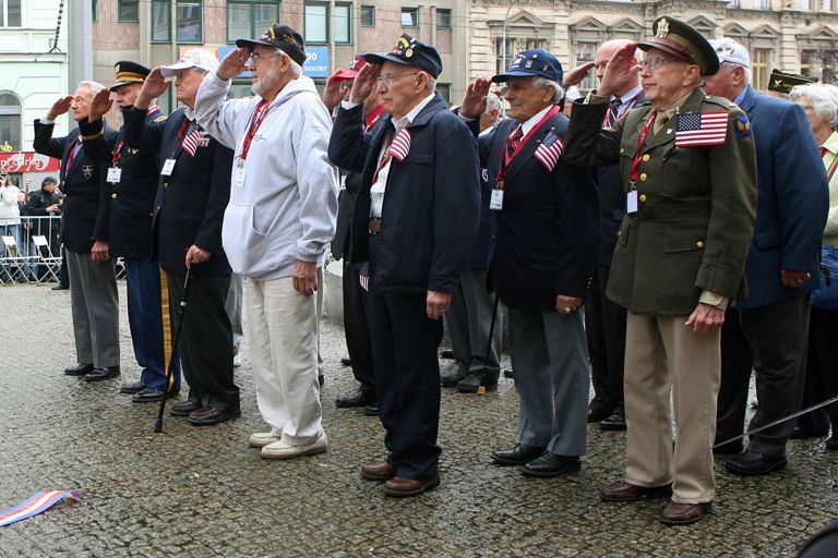 Vzpomínkového aktu u památníku „Díky, Ameriko!“ se zúčastnil také prezident ČR Václav Klaus. Jako první přítomné hosty, veterány a občany přivítal a projev přednesl primátor města Pavel Rödl. Po něm promluvili prezident České republiky Václav Klaus, chargé d´affaires Velvyslanectví USA v ČR paní Mary Thompson- Jones a na závěr zástupce amerických válečných veteránů Earl Ingram. Oficiální část vzpomínkového aktu, který město v roce 2010 připravilo podle pravidel hradního protokolu, ukončilo položení věnců a květin.