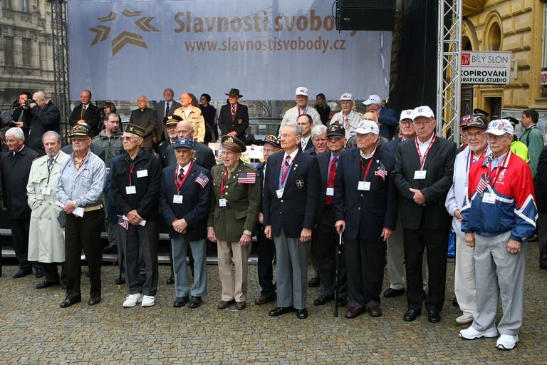 Vzpomínkového aktu u památníku „Díky, Ameriko!“ se zúčastnil také prezident ČR Václav Klaus. Jako první přítomné hosty, veterány a občany přivítal a projev přednesl primátor města Pavel Rödl. Po něm promluvili prezident České republiky Václav Klaus, chargé d´affaires Velvyslanectví USA v ČR paní Mary Thompson- Jones a na závěr zástupce amerických válečných veteránů Earl Ingram. Oficiální část vzpomínkového aktu, který město v roce 2010 připravilo podle pravidel hradního protokolu, ukončilo položení věnců a květin.