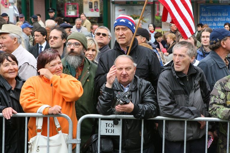 Vzpomínkového aktu u památníku „Díky, Ameriko!“ se zúčastnil také prezident ČR Václav Klaus. Jako první přítomné hosty, veterány a občany přivítal a projev přednesl primátor města Pavel Rödl. Po něm promluvili prezident České republiky Václav Klaus, chargé d´affaires Velvyslanectví USA v ČR paní Mary Thompson- Jones a na závěr zástupce amerických válečných veteránů Earl Ingram. Oficiální část vzpomínkového aktu, který město v roce 2010 připravilo podle pravidel hradního protokolu, ukončilo položení věnců a květin.