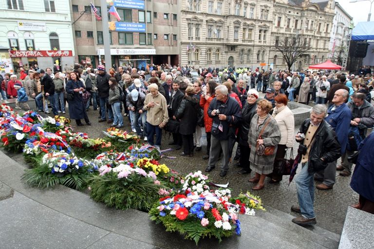 Vzpomínkového aktu u památníku „Díky, Ameriko!“ se zúčastnil také prezident ČR Václav Klaus. Jako první přítomné hosty, veterány a občany přivítal a projev přednesl primátor města Pavel Rödl. Po něm promluvili prezident České republiky Václav Klaus, chargé d´affaires Velvyslanectví USA v ČR paní Mary Thompson- Jones a na závěr zástupce amerických válečných veteránů Earl Ingram. Oficiální část vzpomínkového aktu, který město v roce 2010 připravilo podle pravidel hradního protokolu, ukončilo položení věnců a květin.