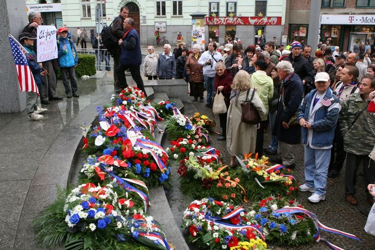 Vzpomínkového aktu u památníku „Díky, Ameriko!“ se zúčastnil také prezident ČR Václav Klaus. Jako první přítomné hosty, veterány a občany přivítal a projev přednesl primátor města Pavel Rödl. Po něm promluvili prezident České republiky Václav Klaus, chargé d´affaires Velvyslanectví USA v ČR paní Mary Thompson- Jones a na závěr zástupce amerických válečných veteránů Earl Ingram. Oficiální část vzpomínkového aktu, který město v roce 2010 připravilo podle pravidel hradního protokolu, ukončilo položení věnců a květin.
