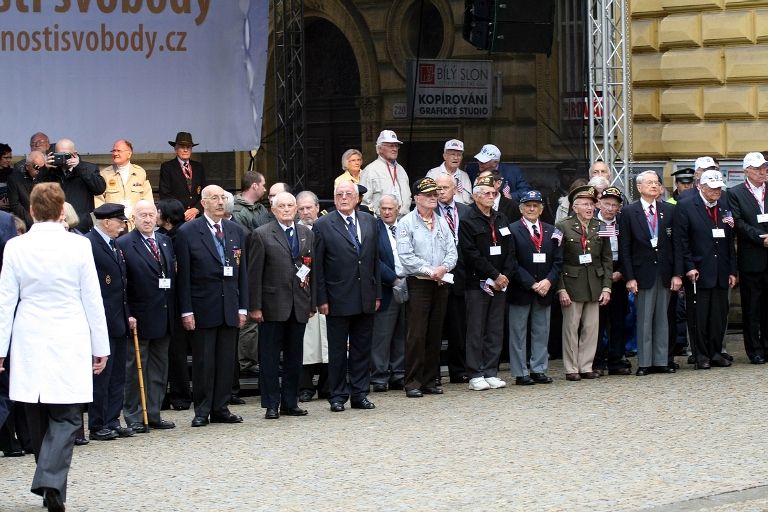 Vzpomínkového aktu u památníku „Díky, Ameriko!“ se zúčastnil také prezident ČR Václav Klaus. Jako první přítomné hosty, veterány a občany přivítal a projev přednesl primátor města Pavel Rödl. Po něm promluvili prezident České republiky Václav Klaus, chargé d´affaires Velvyslanectví USA v ČR paní Mary Thompson- Jones a na závěr zástupce amerických válečných veteránů Earl Ingram. Oficiální část vzpomínkového aktu, který město v roce 2010 připravilo podle pravidel hradního protokolu, ukončilo položení věnců a květin.