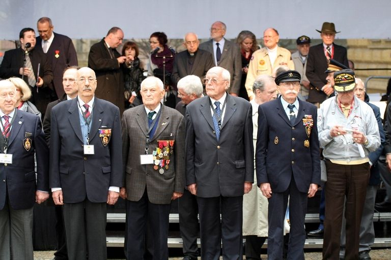 Vzpomínkového aktu u památníku „Díky, Ameriko!“ se zúčastnil také prezident ČR Václav Klaus. Jako první přítomné hosty, veterány a občany přivítal a projev přednesl primátor města Pavel Rödl. Po něm promluvili prezident České republiky Václav Klaus, chargé d´affaires Velvyslanectví USA v ČR paní Mary Thompson- Jones a na závěr zástupce amerických válečných veteránů Earl Ingram. Oficiální část vzpomínkového aktu, který město v roce 2010 připravilo podle pravidel hradního protokolu, ukončilo položení věnců a květin.