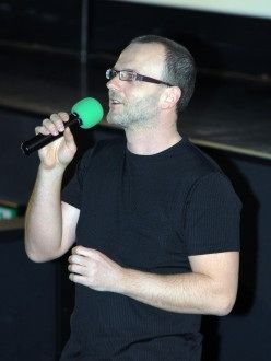 Moderátor Pavel Anděl při uvádění filmu Medvídek